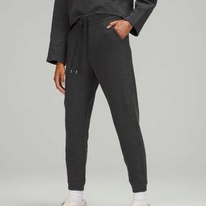 Lululemon ribbed high rise jogger pant, color: heathered black, size 4